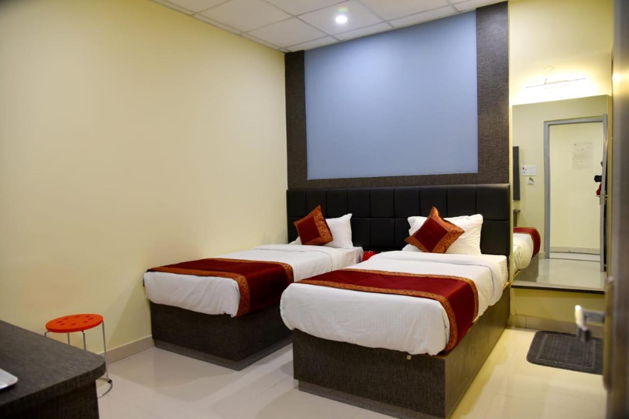 Hotel Tridev Grand Bénarès Extérieur photo